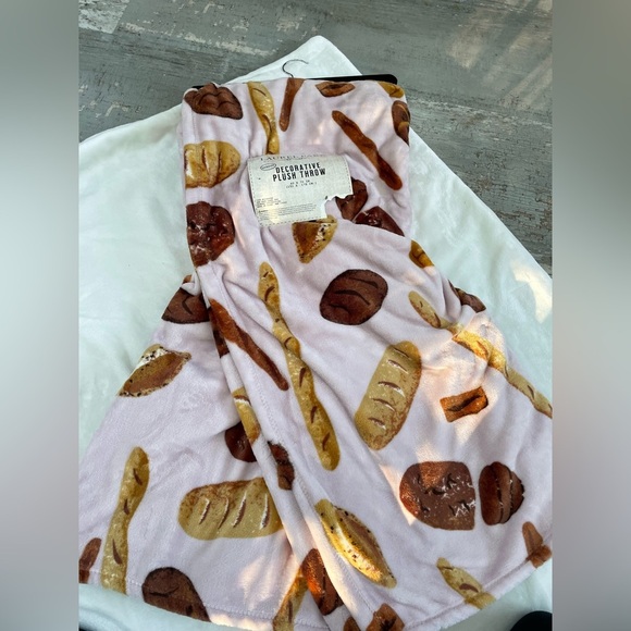 NWT Oversized Bread Patterned Blanket - Picture 1 of 4